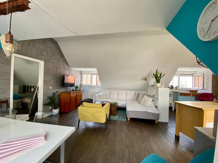 Light Flow Stylish Attic House. M. Balcony 拉施塔特 外观 照片